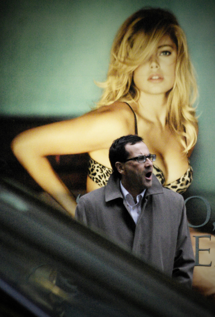 Man-yawning-in-fron-of-Victorias-Secret-Model-Ad-New-York_f6626496b